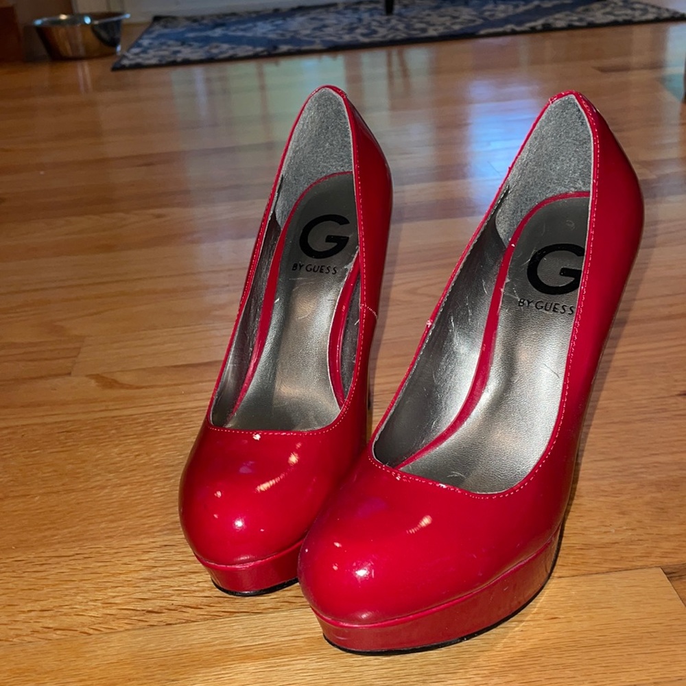RES GUESS PUMPS SIZE 6.5